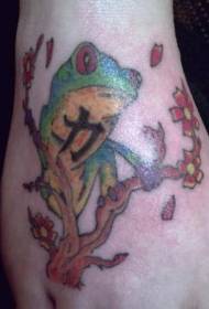 Modello di tatuaggio di rana di ciliegio di colore posteriore della mano