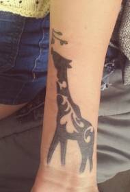 Черное запястье с рисунком жирафа и веточки