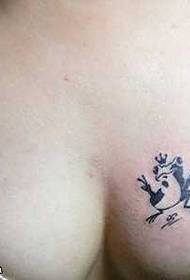 胸のかわいいトーテムカエルのタトゥーパターン