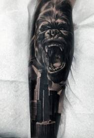 Gorilla хашмгин сиёҳ бо tattoo шаҳр