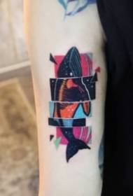 Një fotografi e bukur tatuazhe balena e vogël në krah