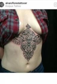 Slika prsnega koša dekle črna preprosta črta kreativna rastlina lotus tattoo slika