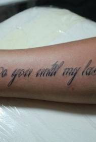lengan cinta kalimat bahasa Inggris pola tato hitam