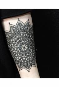 팔 아름다운 검은 인도 스타일의 꽃 문신 패턴