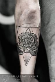 braccio rosa e triangolo bianco e nero a punta modello di tatuaggio