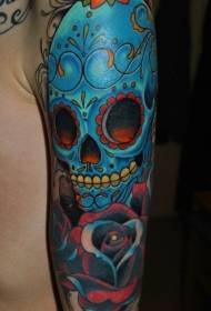 Ruka na plavom meksičkom uzorku tetovaže lubanje