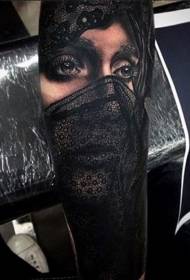 realistyczny kolor zamaskowany wzór smutnej kobiety portret ramię tatuaż wzór