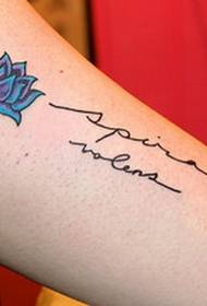 Harf dövme deseni ile kol büyük mavi küçük Lotus