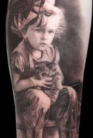 lengan potret gadis kecil yang realistis dengan corak tato kucing