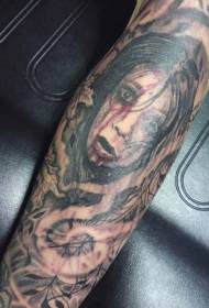 braccio ragazza sanguinante spaventosa e misterioso modello di tatuaggio fumo