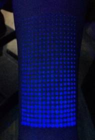 impresionante patrón de tatuaje de brazo de punto de matriz fluorescente