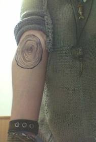 brazo patrón realista de tatuaxe de anel de árbore en branco e negro
