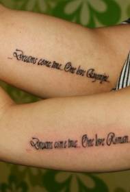 pár a karjában a romantikus angol ábécé tetoválás minta