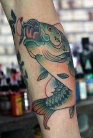 간단한 팔 디자인의 청록색 큰 물고기 문신 패턴