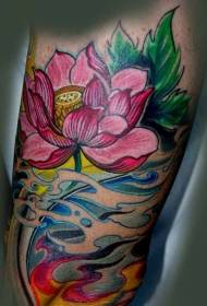 手臂美麗的日本蓮花和波浪紋身圖案