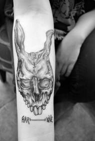 arm griezelig zwart konijn schedel tattoo patroon