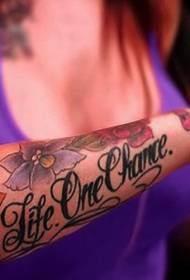 fată brațe flori colorate și litere Model de tatuaj
