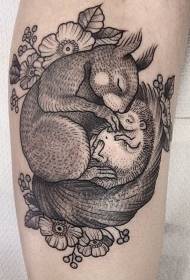 squirrel mwitu mzuri na muundo wa tattoo ya hedgehog