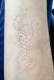 modello tatuaggio braccio bianco alfabeto inglese di bell'aspetto