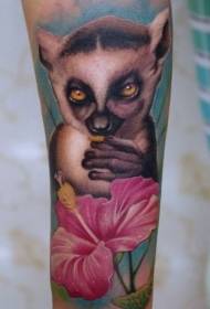 brazo patrón de tatuaje de flor de lemur colorido fermoso realista