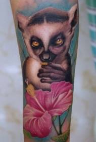 braccio bellissimo modello realistico tatuaggio colorato fiore lemure