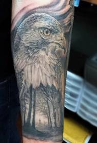 brazo impresionante águila con patrón de tatuaje misterioso bosque