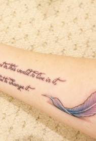 braccio rosa piume ricci e lettera tatuaggio modello