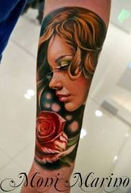 πολύ όμορφο πορτρέτο Γυναίκα με μοτίβο τατουάζ τριαντάφυλλο