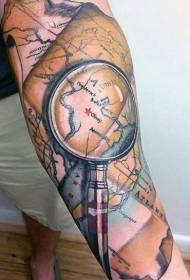 käsivarsi suurennuslasi kanssa maailmankartalla maalattu tatuointi kuvio