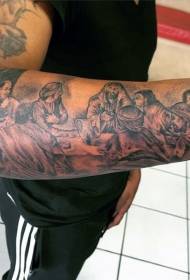 rankos kietas juodos ir baltos vakarienės tatuiruotės raštas