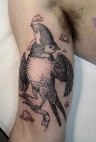 braccio meraviglioso uccello nero con due disegni del tatuaggio della testa