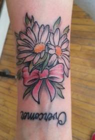 ruke male male tratinčice i uzorak tetovaže leptira od ružičaste boje