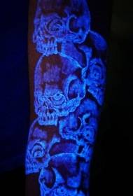 brazo diseñado de forma exclusiva Un grupo de diseños de tatuajes de calaveras locas fluorescentes