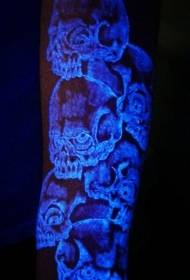 braccio dal design unico Un gruppo di disegni di tatuaggi fluorescenti con teschio folle