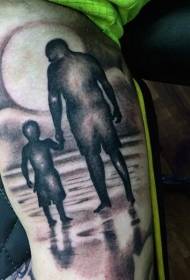 手臂黑白父子背影和海滩纹身图案
