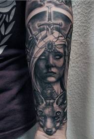 Braccio impressionato donna misteriosa con motivo tatuaggio spada e volpe