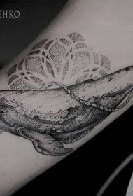 cánh tay phong cách ban đầu màu đen và trắng lớn hình xăm hoa cá voi