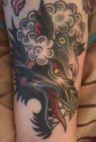 wolf tatoeëerpatroon met skaapvel aan die arm