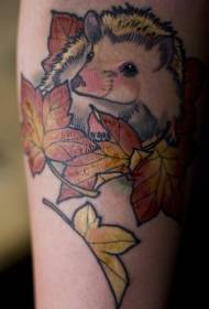рука милий Маленький їжак і кленовий лист кольором татуювання візерунок