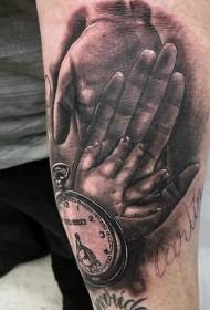 estilo realista de braço) relógio preto e branco com padrão de tatuagem família mão