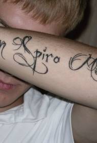 manlig arm svart skiss stil latinska alfabetet tatuering mönster