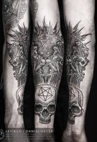 motif de tatouage étoile à cinq branches très délicat en noir et blanc avec tête de mort