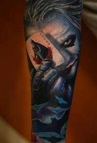 rankos baisus realizmas Klounas su Batmano kortų tatuiruotės modeliu
