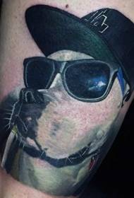 bras amusement lunettes de soleil chien avatar motif de tatouage