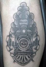 prosta konstrukcja czarno-białego wzoru tatuażu na ramieniu pociągu parowego