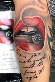 rankos gundančios raudonos lūpos su kulkos tatuiruotės modeliu