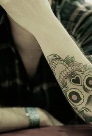 rokava zanimiva lobanja in vzorec tatoo v obliki srca