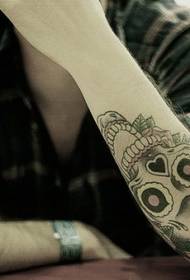 braccio interessante teschio e motivo tatuaggio braccio a forma di cuore