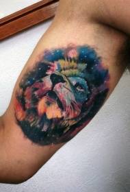 Arm wunderschönen farbigen Sternenhimmel mit Löwenkopf Tattoo-Muster