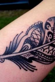 手臂上的黑色和白色部落羽毛紋身圖案